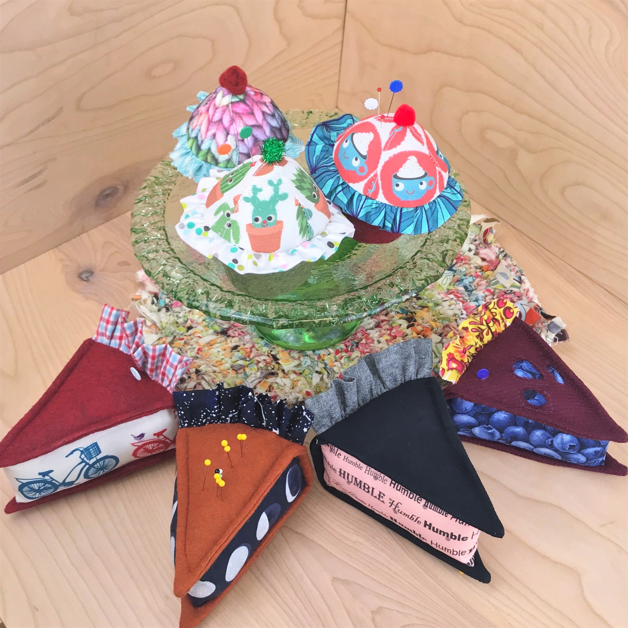 Cupcake and Pie Slice Pincushions Sewing Pattern - Sew Sew cupcake-and-pie-slice-pincushions-sewing-pattern-sew-sew